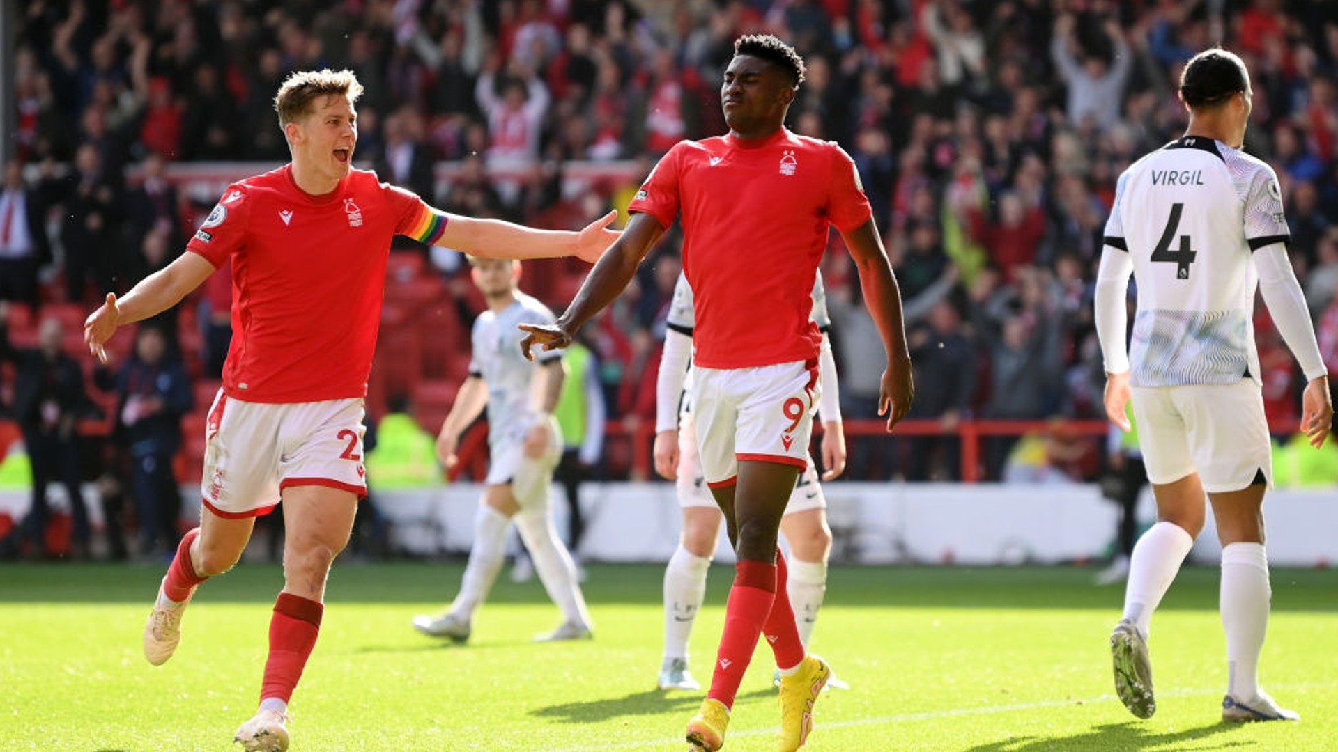 赫内斯之间 赫内斯之间